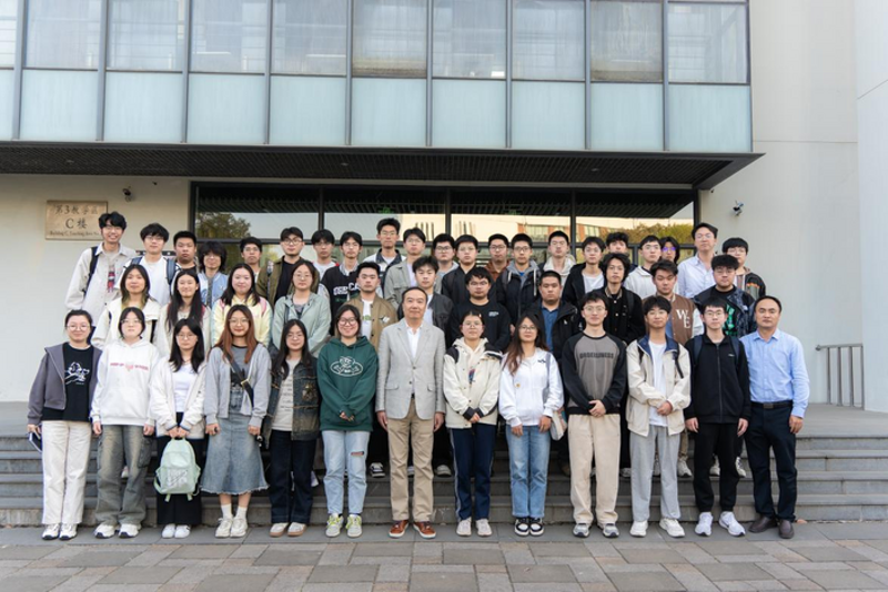 与交通运输专业231班同学合影留念