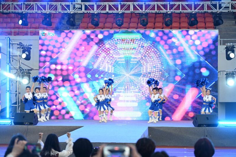 馨苑幼儿园小朋友们表演舞蹈