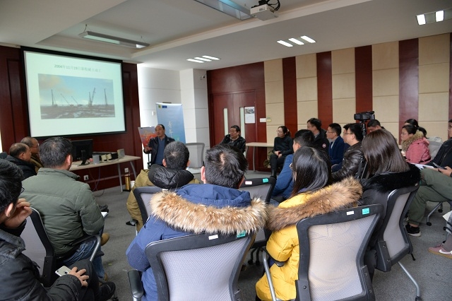 1、学院书记冯晨曦向学院青年老师详细介绍免费成人电影
改革开放40年间所取得的成绩以及显著的变化